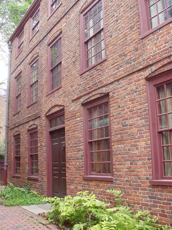 Pierce-Hichborn House, 19 North Square, Boston, Massachusetts (front view). Photograph taken by me, September 2005.