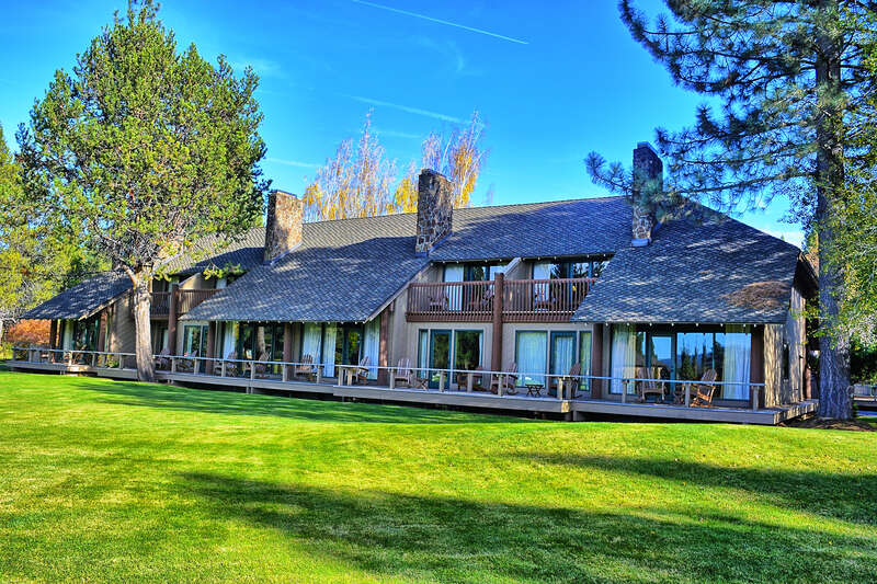 Distinguished yet casual, offering the utmost in comfort, the Lodge Village guestrooms and suites provide the finest in Northwest style and quality. These Oregon hotel suites are located within walking distance to the Sunriver Lodge, Great Hall