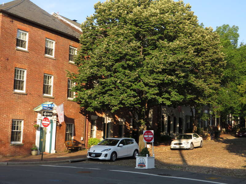 Alexandria (formerly Belhaven and Hunting Creek Warehouse) is an independent city in the Commonwealth of Virginia. As of the 2010 census, the population was 139,966, in 2013, the population was estimated to be 151,218. Located along the Western bank