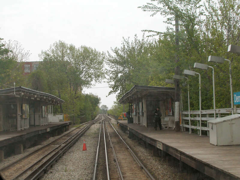 20050513 21 CTA Evanston L @ Dempster St.