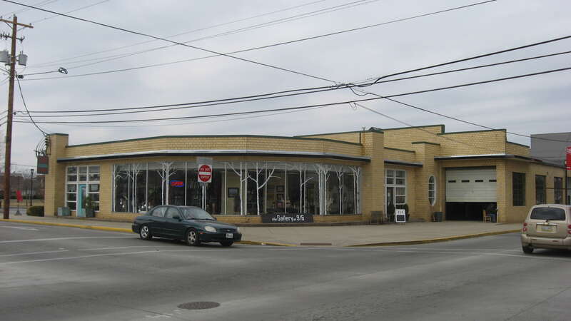 Building located at 601 State Street at the Sixth Avenue (Kentucky Route 234) junction in Bowling Green, Kentucky, United States.  This building and its neighbors (all built in 1948) compose the Modern Automotive District, a historic district that is