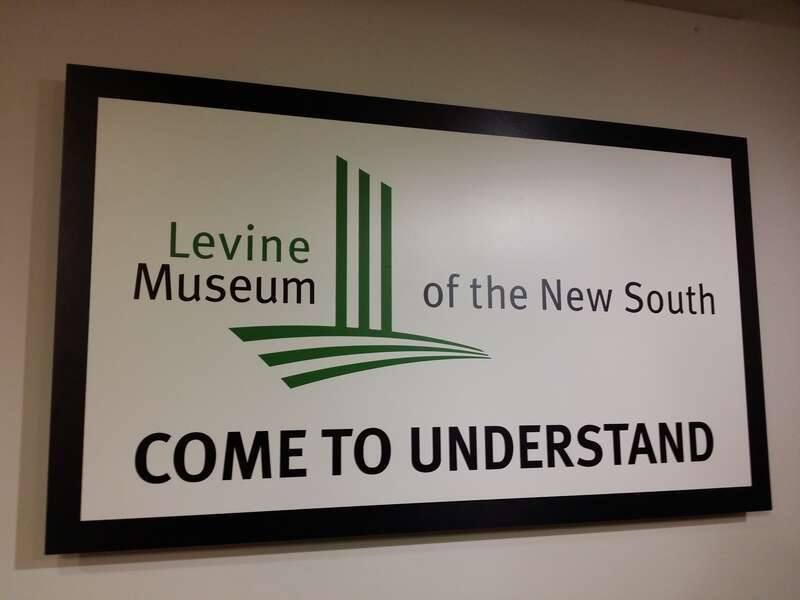 Eingangsschild des Levine Museum of the New South