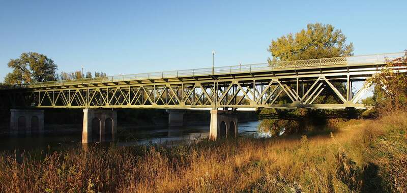Holmes Street Bridge, Shakopee, Minnesota, USA.  Viewed from the southwest.  





This is an image of a place or building that is listed on the National Register of Historic Places in the United States of America. Its reference number is 10000414.

