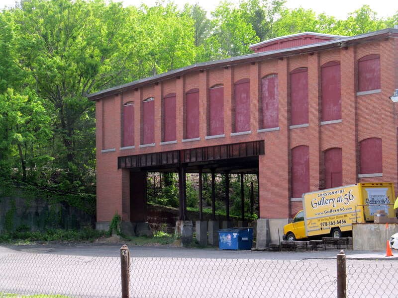 A curved cutout in the former Clinton Wire Cloth Company building, seen in May 2017. An industrial siding once ran under the cutout area; soot from locomotives is still on its roof. It is not clear whether the siding also connected to the New Haven