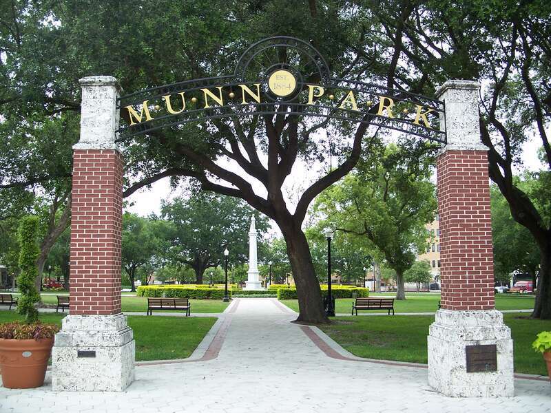 Lakeland: Munn Park Historic District: Southeast entrance to the park