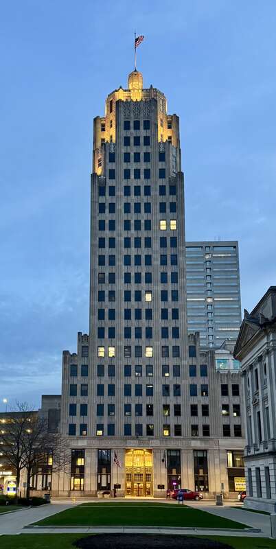 Full-length image of the Lincoln Bank Tower in Fort Wayne, Indiana, facing south