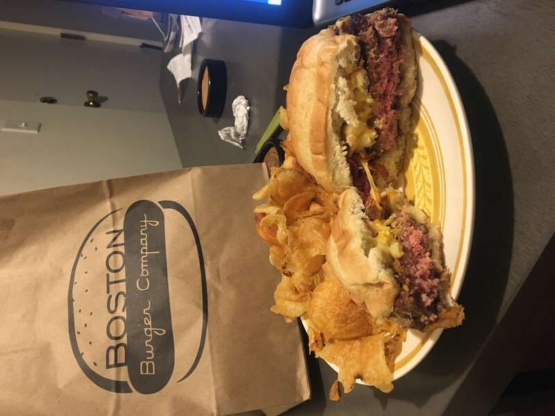 A hamburger with bacon and Mac&amp;cheese