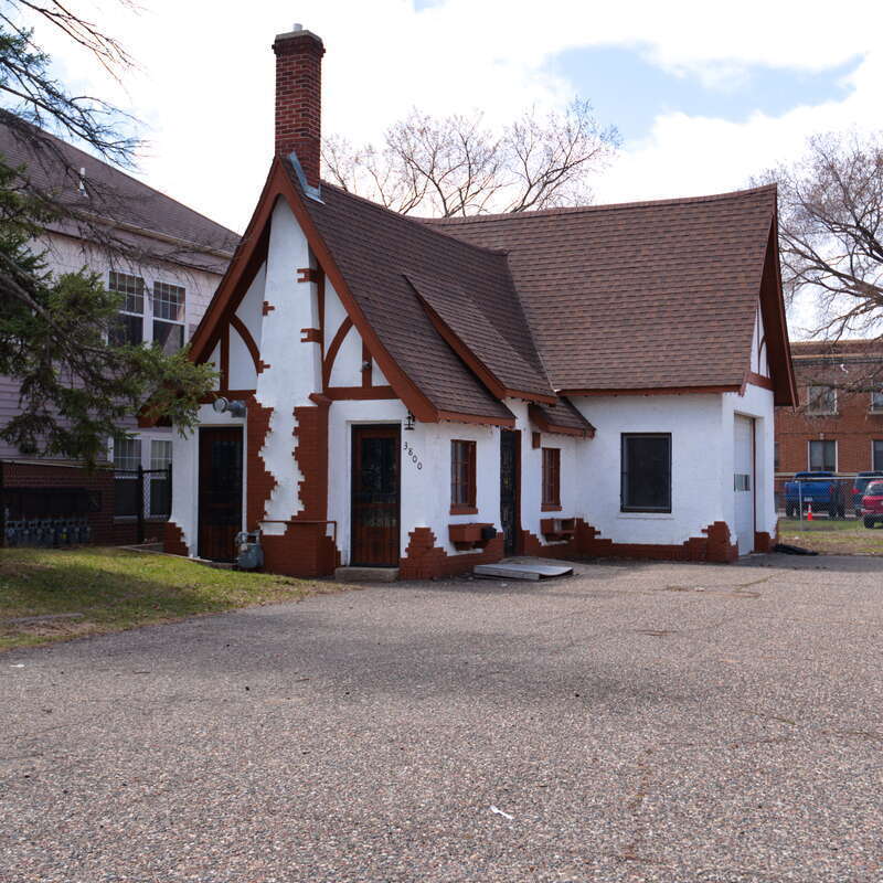 The neighborhood of Bryant is in the Powderhorn community.
Minneapolis is split into 11 communities which are split into 84+ neighborhoods. My goal in 2022 is to take photos in all neighborhoods in Mpls in roughly alphabetical order.

2022-05-16 This