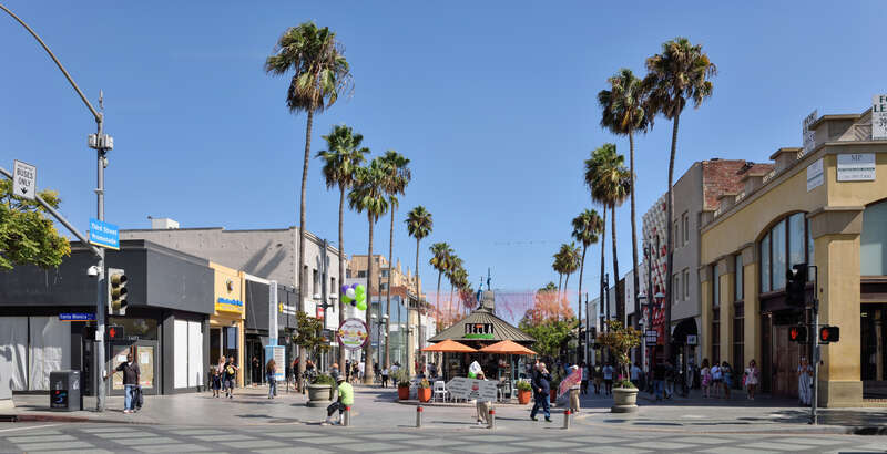 Santa Monica, California: Third Street Promenade towards SE. Promenade is a shopping, dining and entertainment complex in the downtown area of Santa Monica.