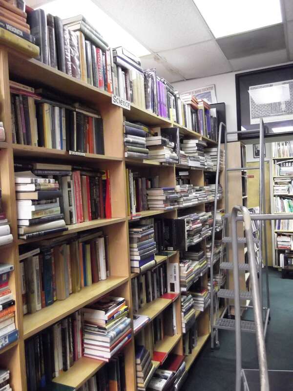 I visited Treehorn Books twice while I was in Santa Rosa, California. I really enjoyed it as I found a couple of very interesting science books:
The Machinery of Life by  Dean Wooldridge - I have several books by Dean Wooldridge, he was an engineer
