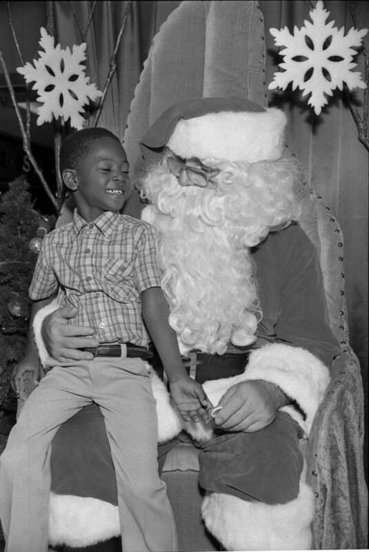 Local call number: ffl1360
Title: Tallahassee Mall Santa Claus with Vincent Nelson: Tallahassee, Florida
Personal author: Thomas, Deborah
Date: December 12, 1985
Physical descrip: 1 photonegative: b&amp;w; 35 mm. 
Series Title: Deborah Thomas