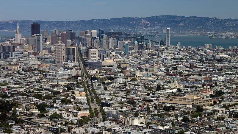 Twin Peaks désignent deux collines culminant à environ 280 mètres à San Francisco, offrant une vue imprenable sur le centre. Le tourisme est l'activité économique principale de la ville, qui compte parmi les dix principales destinations américaines.