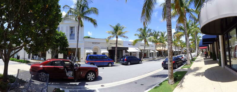 Worth Avenue Palm Beach Florida. For the location of the photo, please refer to its original public sharing site at https://www.panoramio.com/photo/74129991