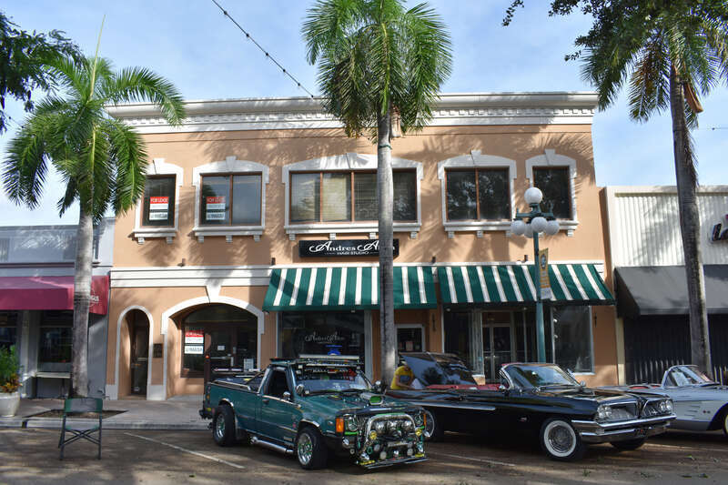 The Hollywood Furniture Co. building (1923) at 1911-1915 Hollywood Boulevard, one of the oldest structures on the street, is a contributing resource in the Hollywood Boulevard Historic Business District. In 1940 the building housed an A&amp;P grocery