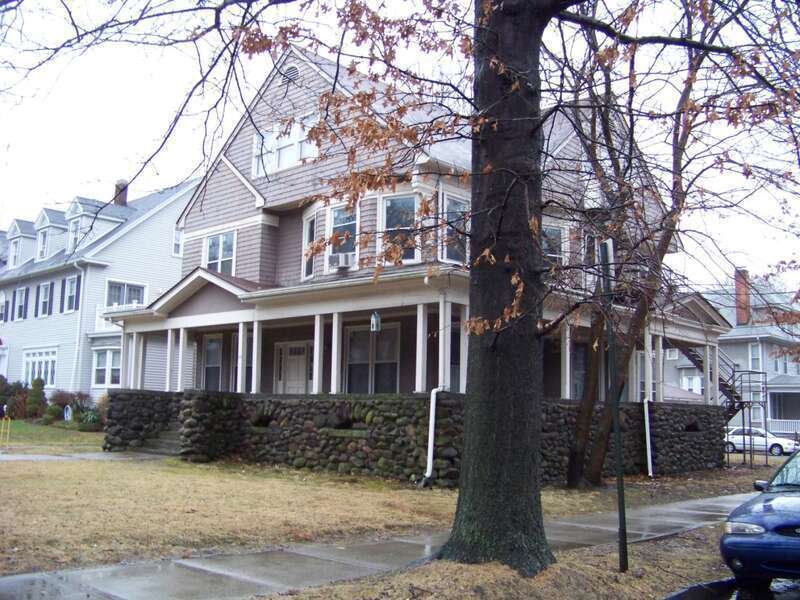 519 Whitney Avenue, at Canner Street, a Shingle style house in Whitney Avenue Historic District, in New Haven, Connecticut