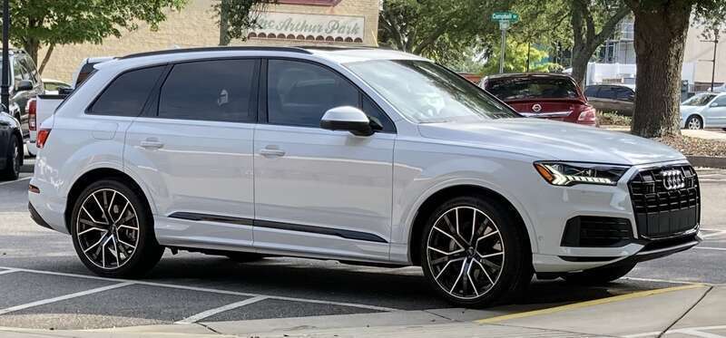 The side front view of a white Audi Q7