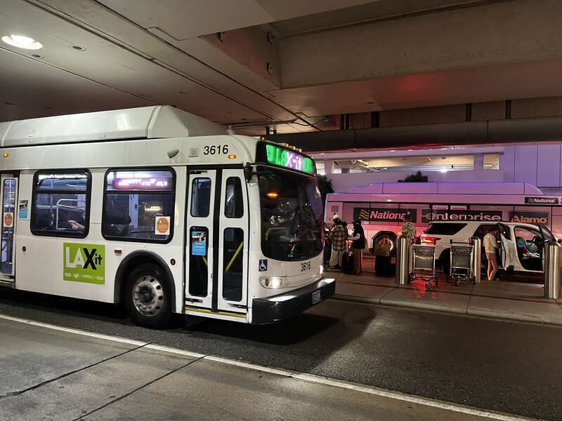 Bus-navette à l'aéroport international de Los Angeles (juillet 2022).