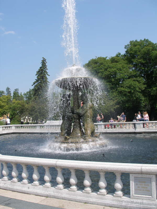 Bear fountain at the Detroit Zoo. June 2007