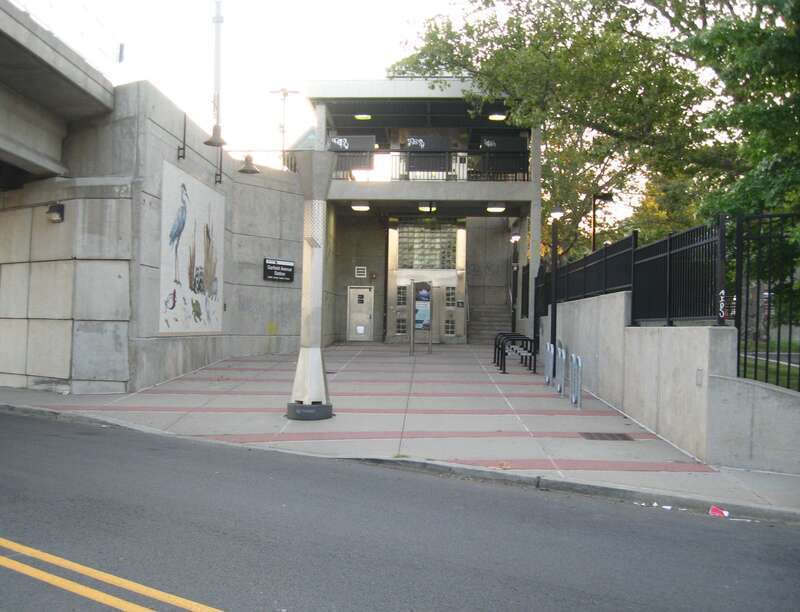 Looking west at headhouse of en:Garfield Avenue (HBLR station) near sundown