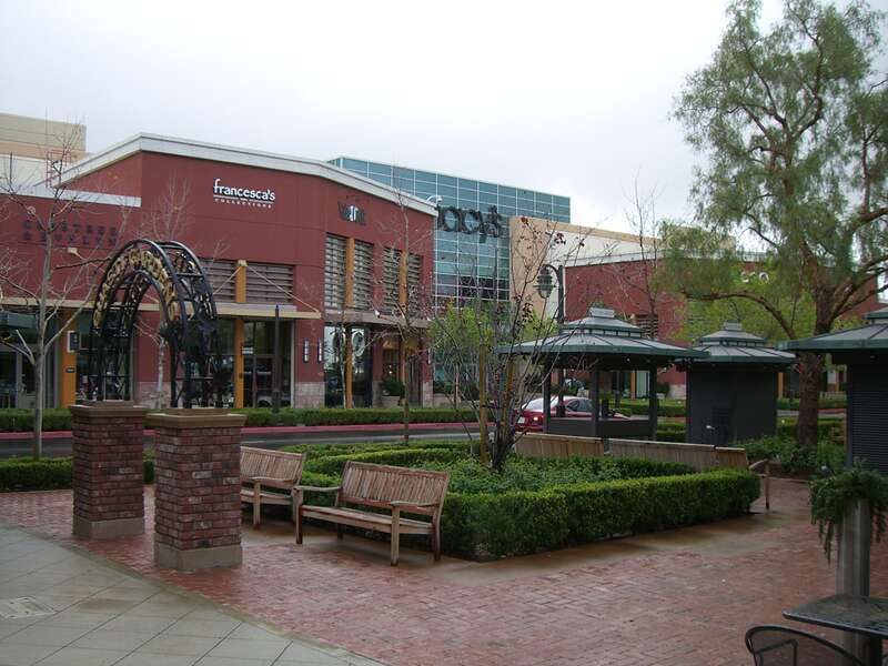 Guasti Gardens plaza, Victoria Gardens