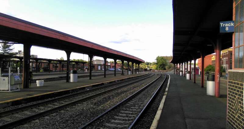 Low platforms at Springfield Union Station in July 2016