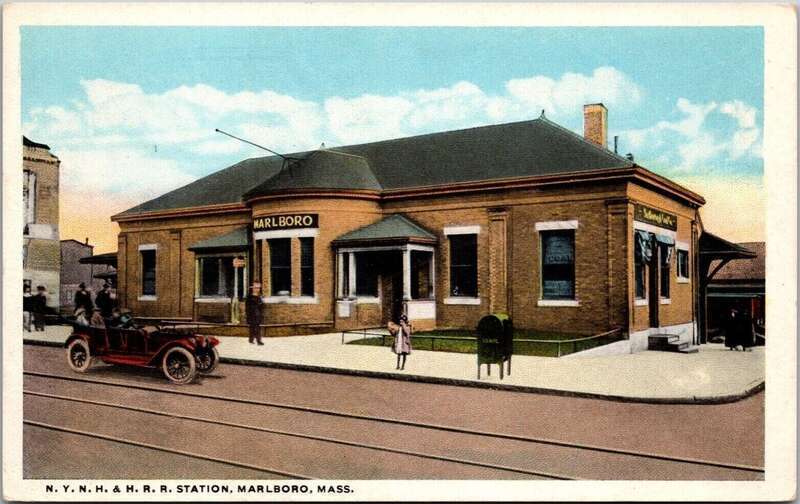 White border postcard of the New Haven Railroad's Marlboro station. Tracks of the Boston and Worcester Street Railway's Hudson Branch, also used by the Worcester Consolidated Street Railway, are visible.