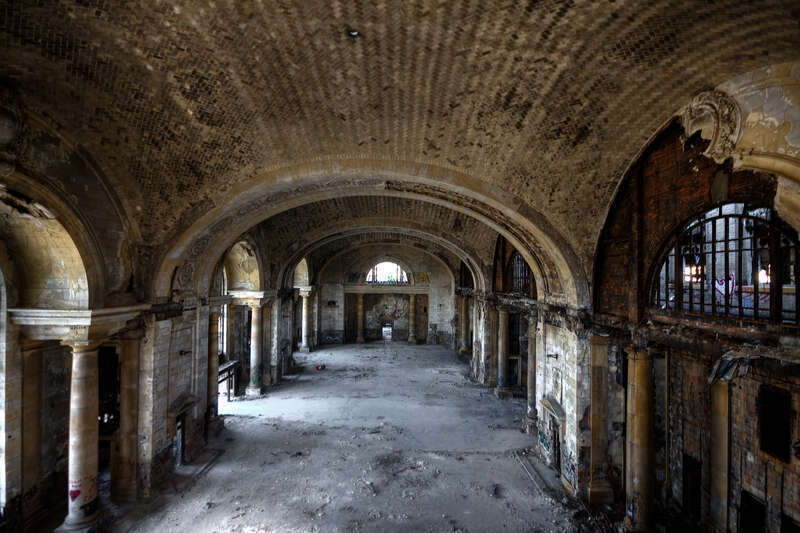 Interesting article on Michigan Central Station: michpics.wordpress.com/2007/07/02/detroits-michigan-centr...
A 6-minute video on 'MCS' www.youtube.com/watch?v=sbtyUsnrY2I

bigger