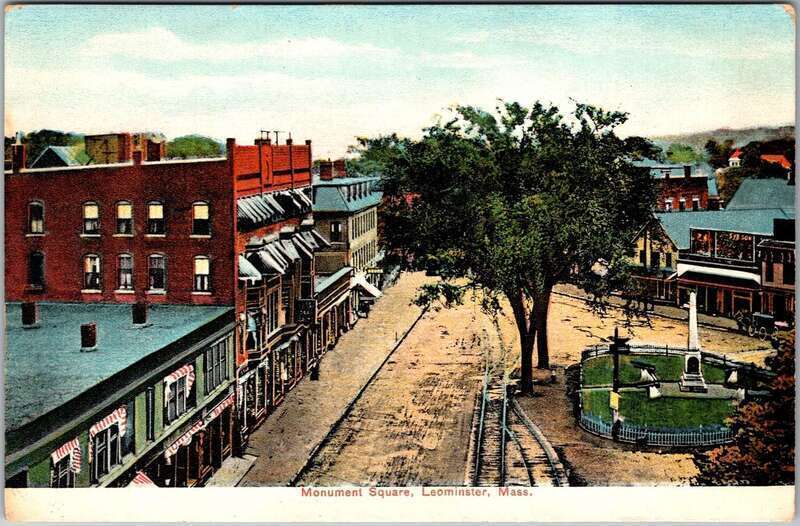 Undivided back postcard of Monument Square in Leominster, Massachusetts. The Soldiers' Monument and tracks of the Worcester Consolidated Street Railway are visible.