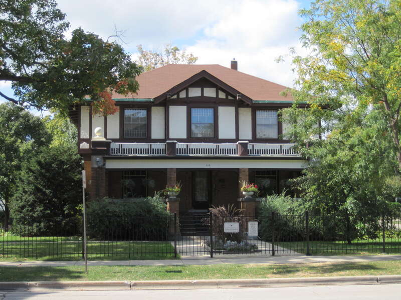 Nathaniel Moore Banta House in Arlington Heights (1908). It is one of the earliest documented examples of Arts &amp; Crafts architecture in Arlington Heights. Banta was an educator and school administrator. In 1906, he left the education world to
