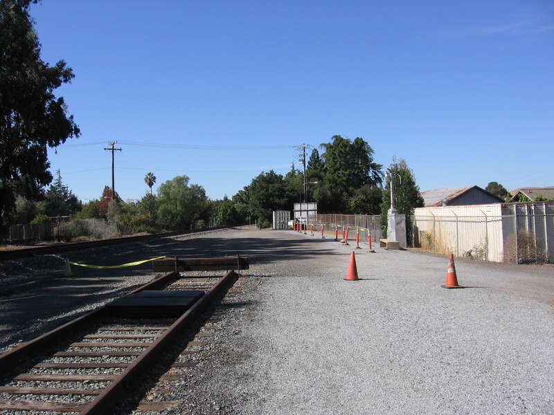 Looking west-northwest (Hayward bound) at the Niles boarding platform of the Niles Canyon Railway in Fremont, California, USA.