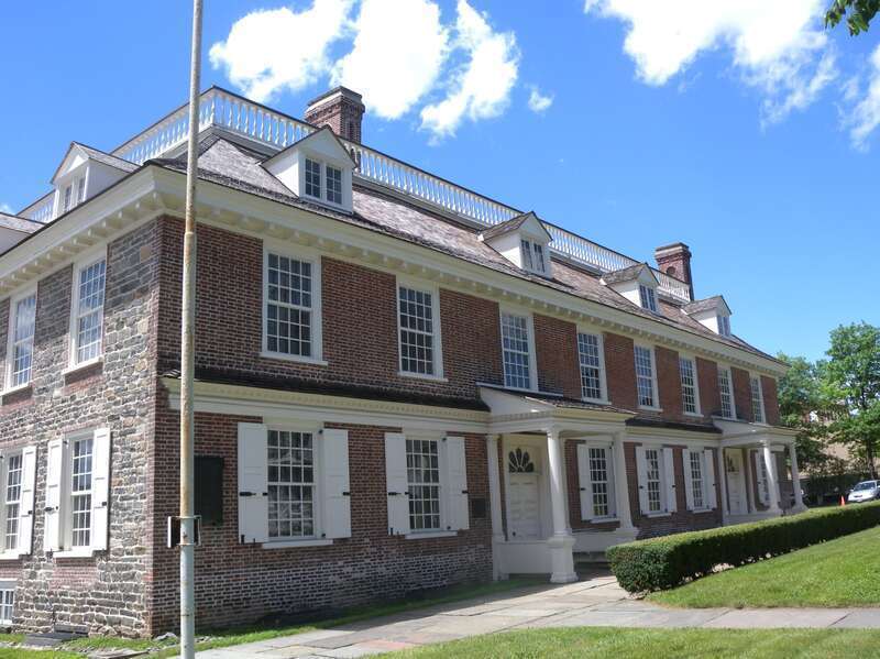 Looking north at Philipse Manor from Getty Sq on a sunny early afternoon.