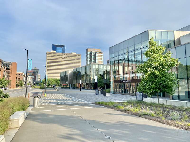 Built in 1974-1976 and designed by Ellerbe Becket, this Contemporary arena was renovated between 2015 and 2021 under the direction of NBBJ Architects and Messer Construction.  The arena has a capacity of about 20,000 spectators, reduced from the