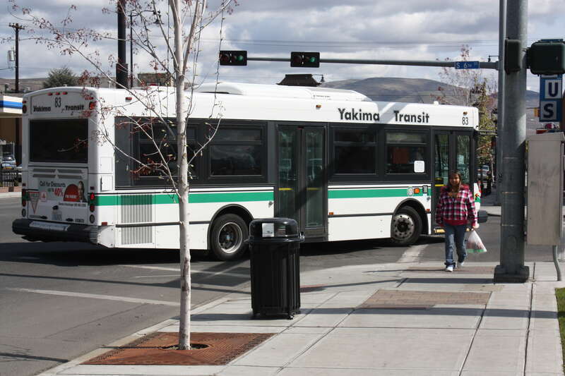 Yakima Transit 2002 Thomas SLF 230 on Route Lincoln/Summitview.

No rear destination sign.