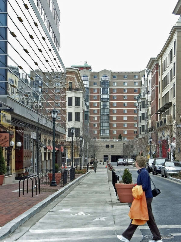 A closer look at that sidepath. I really don't know about the safety of this, particularly the two-way path on a one-way street. Even though it's below sidewalk level, pedestrians still walk in it.

The vista is poorly terminated: bad planning?