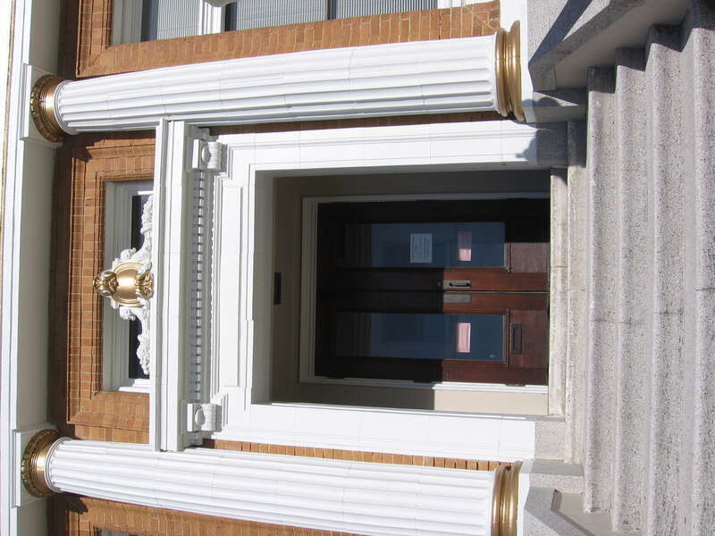 Front entrance to the Grand Avenue branch of the South San Francisco Public Library, California, USA.