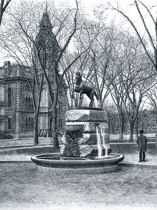 Waterbury (Connecticut): The Welton Fountain (or "Horse on the Green") and the old City Hall. Before 1897.