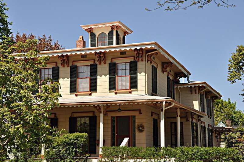 A photograph of the historic Parker House in Winchester, Massachusetts.