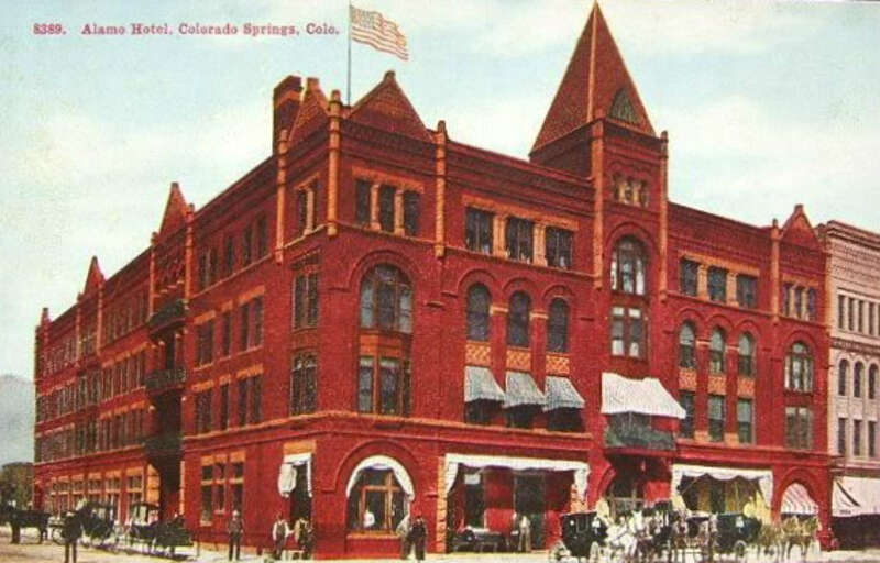 Postcard of the Alamo Hotel in Colorado Springs, Colorado.