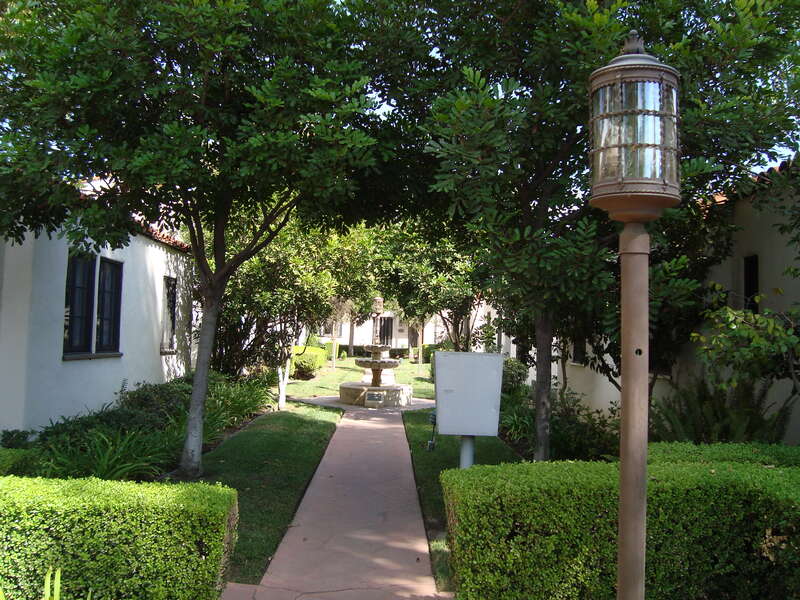 Don Carlos Court
