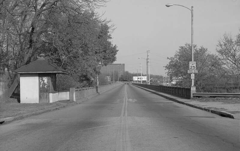 Title: 2. ENVIRONMENT, FROM SOUTH, SHOWING FIFTH STREET VIADUCT BRIDGE DECK AND ROADWAY, PARAPETS, AND TOLLHOUSE - Fifth Street Viaduct, Spanning Bacon's Quarter Branch Valley on Fifth Street, Richmond, Independent City, VA
Medium: 4 x 5