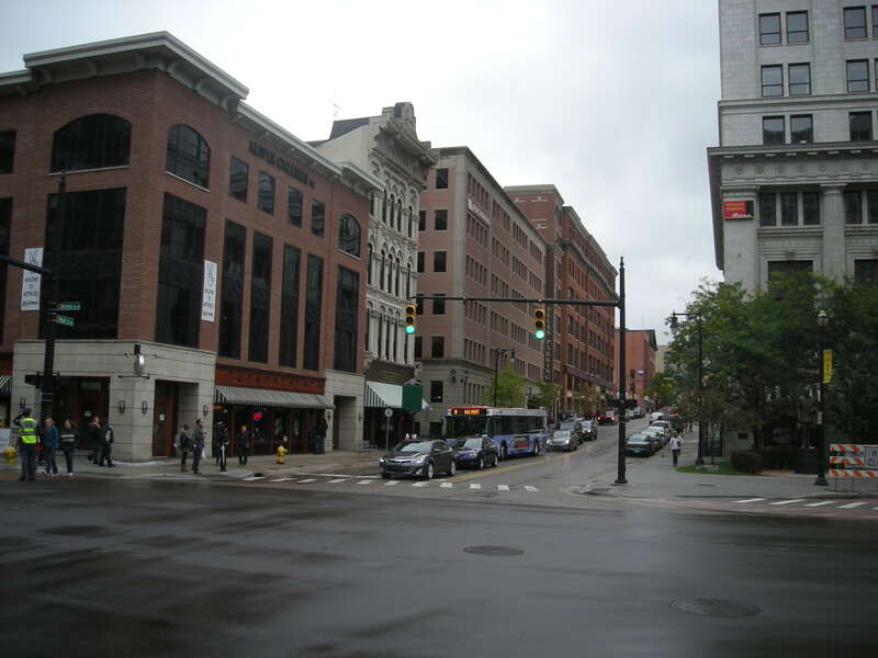 The intersection of Pearl Street and Monroe Avenue in Grand Rapids, Michigan (United States).