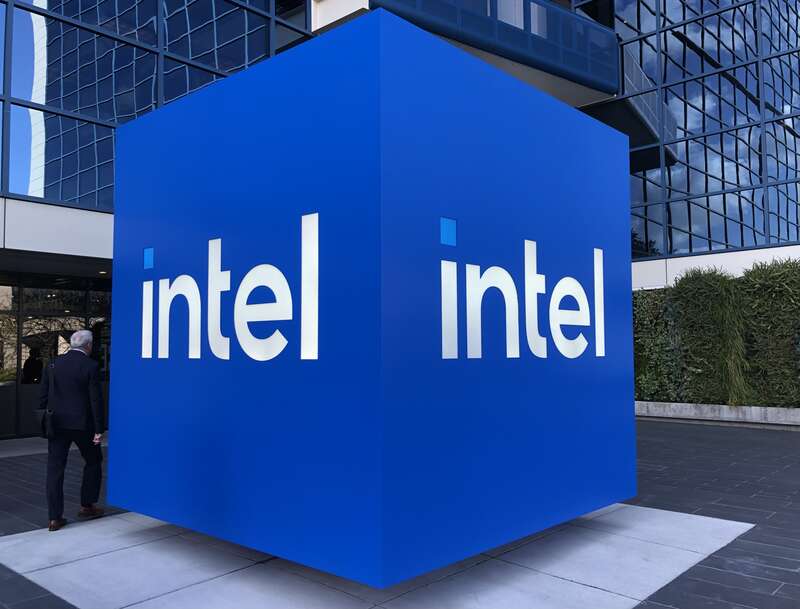 Logo vor dem Hauptquartier von Intel in Santa Clara