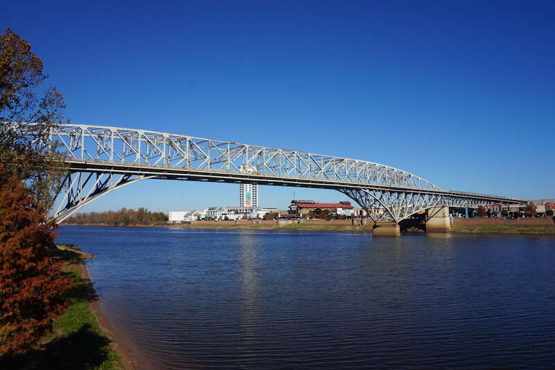 A view of the Long–Allen Bridge from Shreveport, Louisiana (United States).