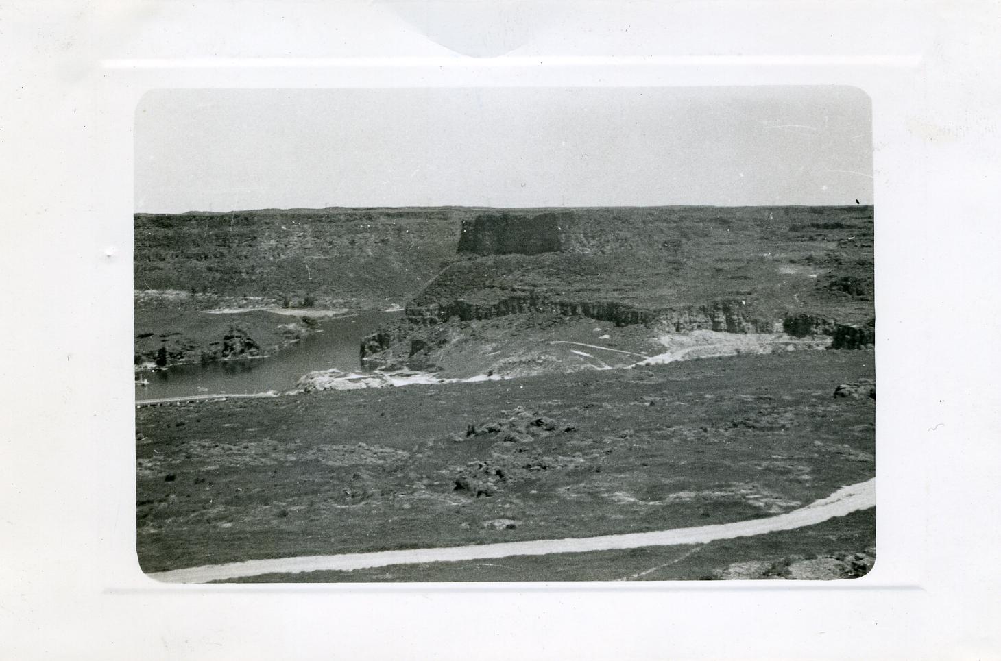 Image Title: Snake River - Shoshone Falls
Date: c.1930
Place: Shoshone Falls, Snake River, Twin Falls, Idaho
Description/Caption:
Medium: vernacular black and white photograph
Photographer/Maker: Unknown
Cite as: ID-B-0066,