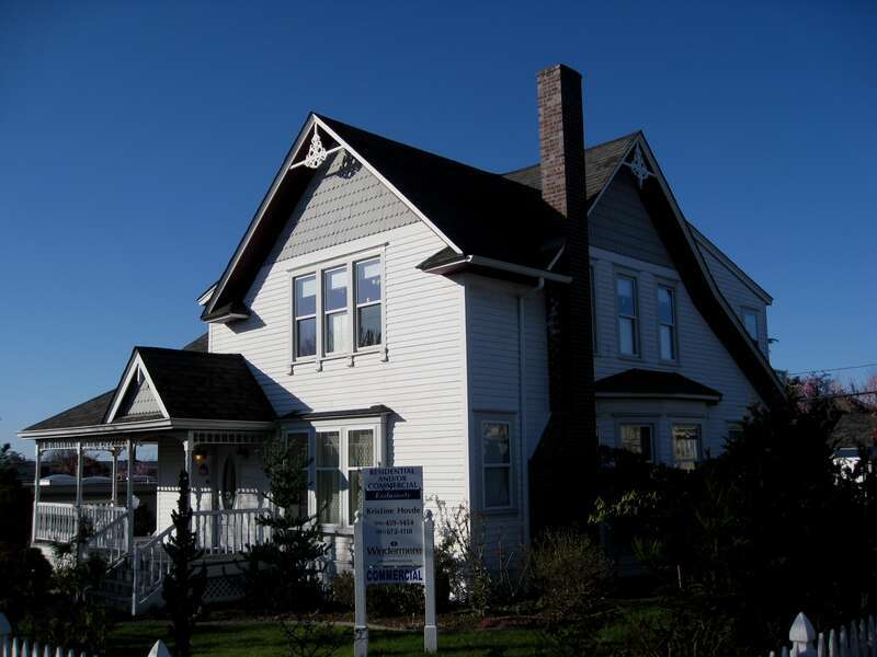 My wife really likes this house - and I see it's for sale. We may have to check it out.

seattle 090