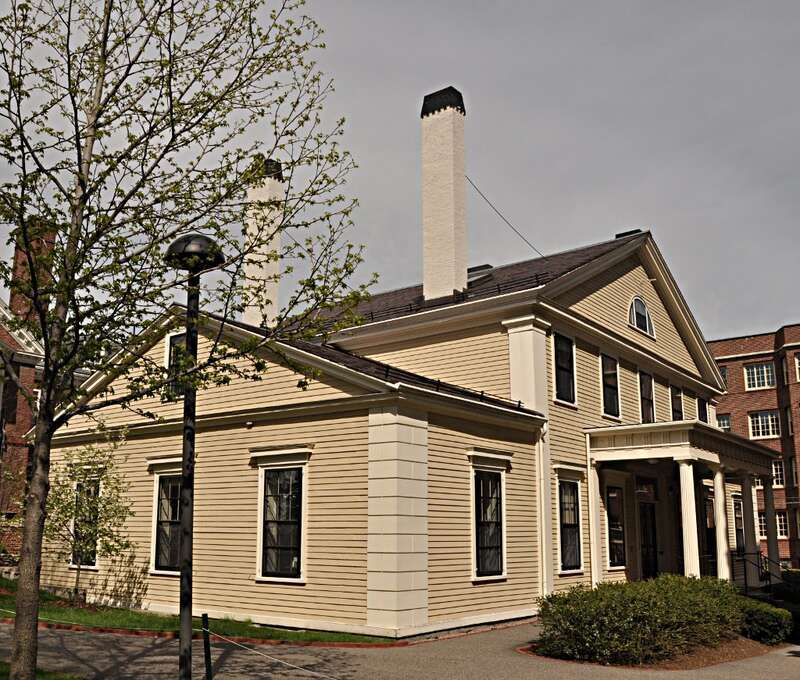 A photograph of the historic Beck-Warren House in Cambridge, Massachusetts.