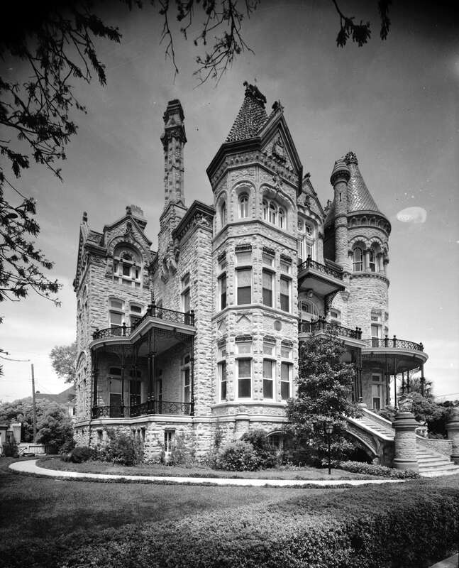 The Colonel Walter Gresham House — 1402 Broadway, Galveston (Galveston County, Texas)  (cropped).
Historic American Buildings Survey—HABS image.