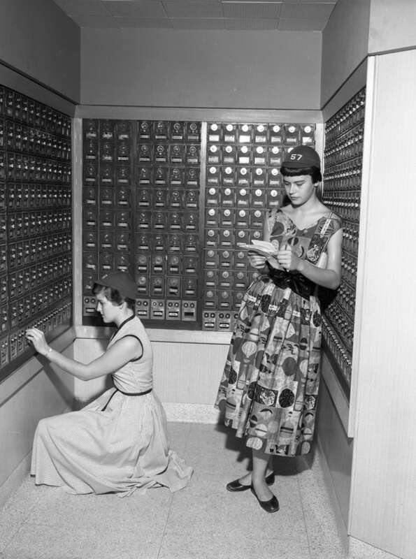Persistent URL: floridamemory.com/items/show/260034
Local call number: TD00066C
Title: Florida State University freshmen getting their mail on campus in Tallahassee, Florida
Date: 1953
Physical descrip: 1 photonegative - b&amp;w - 5 x 4 in.
Series