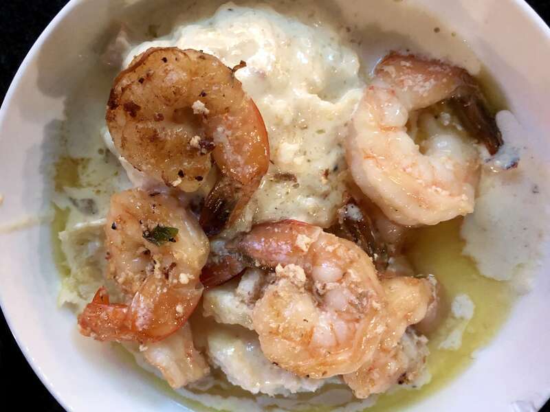 Grits com camarão