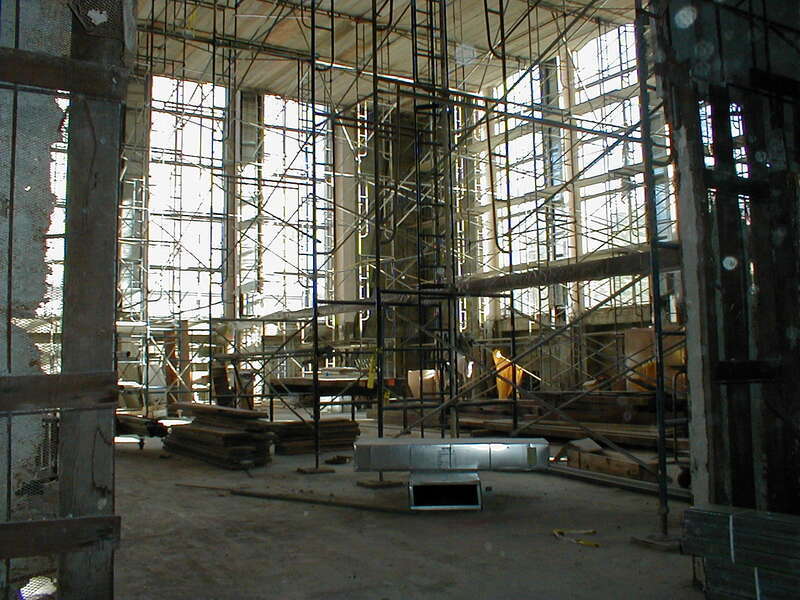 Scaffolding in the historic reading room of Berkeley Public Library during the renovation in late February 2001.
سقالات في غرفة القراءة التاريخية لمكتبة بيركلي العامة خلال التجديد في أواخر فبراير شباط عام 2001.

腳手架在裝修在2001年2月底在歷史悠久的大學伯克利分校公共圖書館的閱覽室。